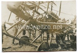1. Weltkrieg Fliegerei: Foto eines abgestürzten feindlichen Flugzeuges