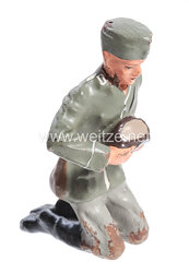 Elastolin - Heer Lagerleben - Soldat mit Schirmmütze kniend Brot schneidend