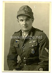 Wehrmacht Heer Portraitfoto eines Obergefreiten und Kraftfahrer mit Nahkampfspange
