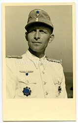 Wehrmacht Heer Portraitfoto eines Oberleutnants mit Deutschen Kreuz In Gold