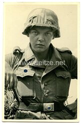 Wehrmacht Heer Portraitfoto eines Landsers mit Stahlhelm und Helmüberzug in Splittertarnmuster 