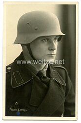 Wehrmacht Heer Portraitfoto eines Angehörigen der Panzertruppe mit M40 Stahlhelm 