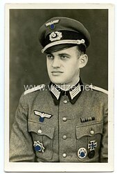 Wehrmacht Heer Portraitfoto eines Leutnants mit  Deutschem Kreuz in Gold