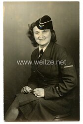 Kriegsmarine Portraitfoto Marinehelferin mit Dienstbrosche und Ärmelband " Marinehelferin " 