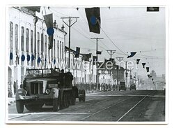 Pressefoto: Flaggenschmuck zum Führergeburtstag in einer Stadt des Ostens 