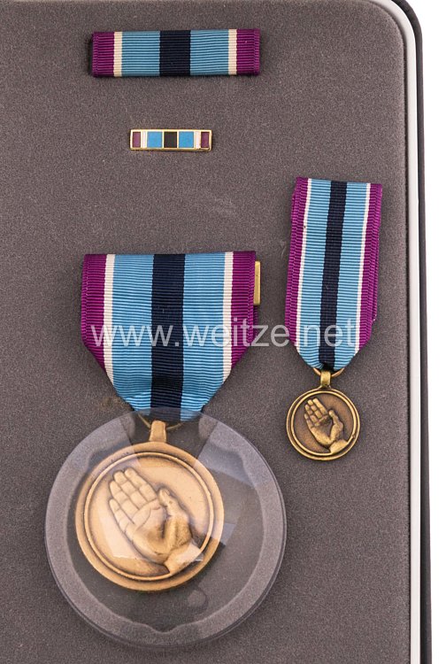 ピンバッジ Civilian Award medal for Humanitarian Service cased set with lapel pi 