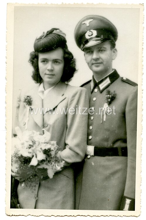 Wehrmacht Heer Portraitfoto eines Soldaten im Waffenrock und die Schirmmütze mit SS Mützenadler