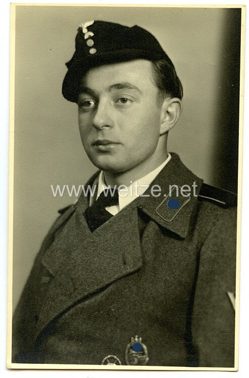 Wehrmacht Heer Portraitfoto eines Gefreiten einer  Sturmgeschütz-Abteilung mit schwarzer Einheitsfeldmütze der Panzertruppe