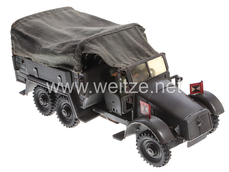 Blechspielzeug - kleiner dreiachsiger Lastkraftwagen "WL 3245" in Tarnlackierung