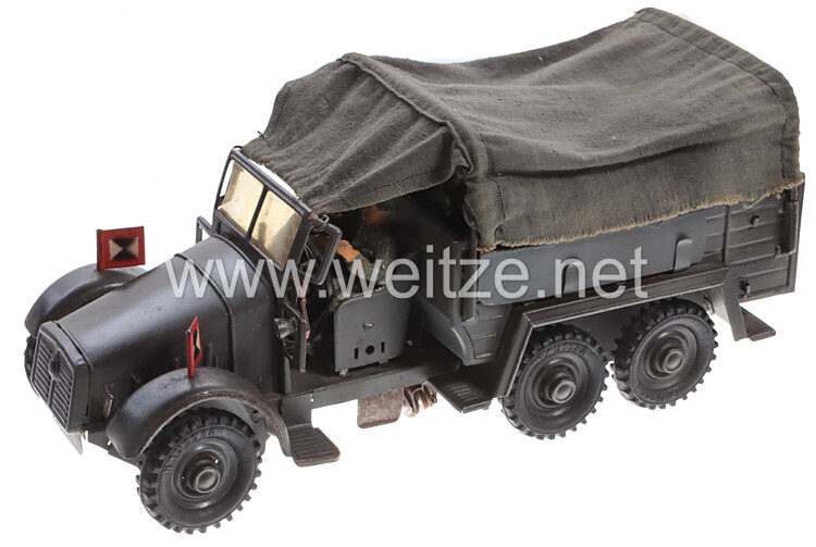 Blechspielzeug - kleiner dreiachsiger Lastkraftwagen "WL 3245" in Tarnlackierung Bild 2